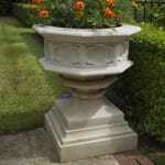 View Gothic Urn & Base (A370)