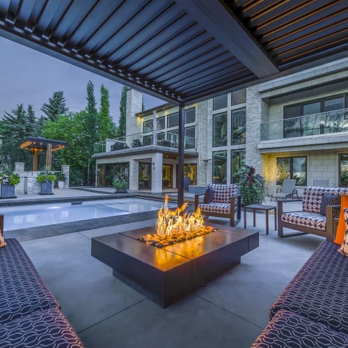 Quadra 60 Concrete Fire Table