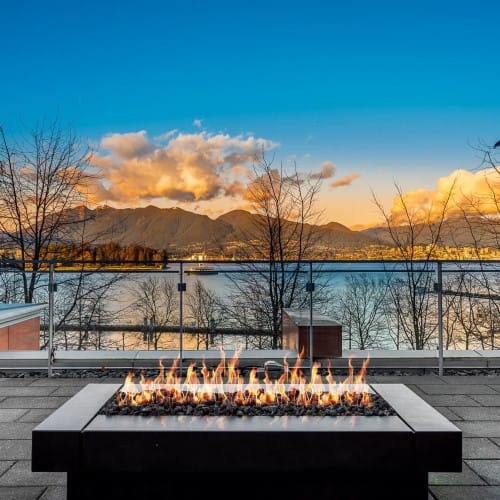 Quadra 72 Concrete Fire Table