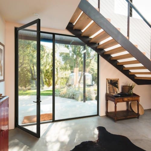 Vantage Collection: Series 8900 Hinged Door